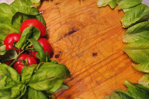 木製のまな板に新鮮なトマトありますテクスチャの組成物 イタリアの伝統 テクスチャ 地中海料理 — ストック写真