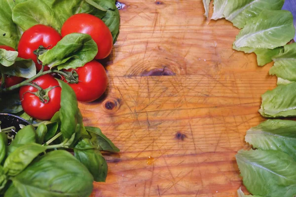 木製のまな板に新鮮なトマトありますテクスチャの組成物 イタリアの伝統 テクスチャ 地中海料理 — ストック写真