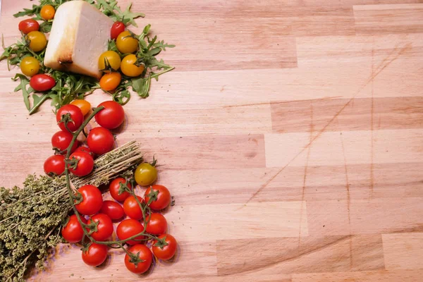 Sammansättningen Textur Där Det Finns Färska Tomater Trä Skärbräda Begreppet — Stockfoto