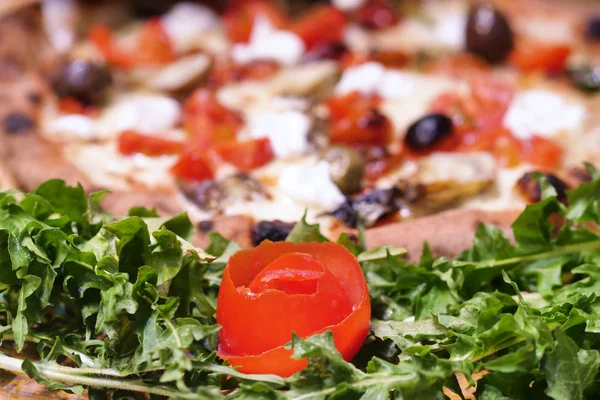 Composição Uma Típica Pizza Italiana Com Ingredientes Típicos Gastronomia Italiana — Fotografia de Stock