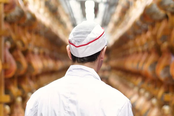 Een Fabriek Van Ham Loopt Een Man Die Belast Zijn — Stockfoto