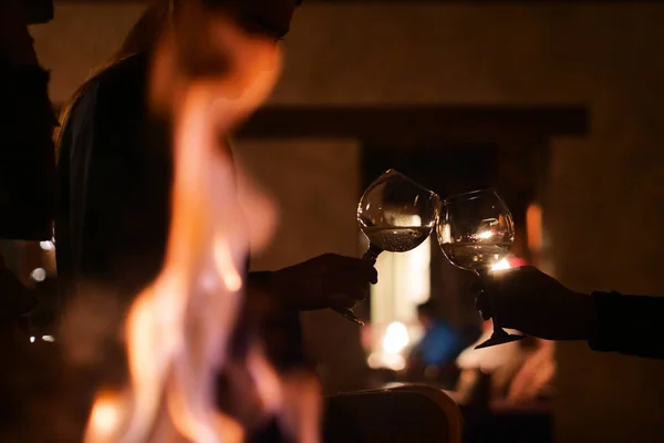 Una Noche Invierno Una Pareja Sentada Frente Chimenea Relajándose Bebiendo —  Fotos de Stock