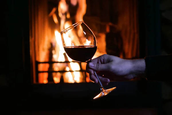 Winter Voor Open Haard Wordt Gegoten Proefde Rode Wijn Een — Stockfoto