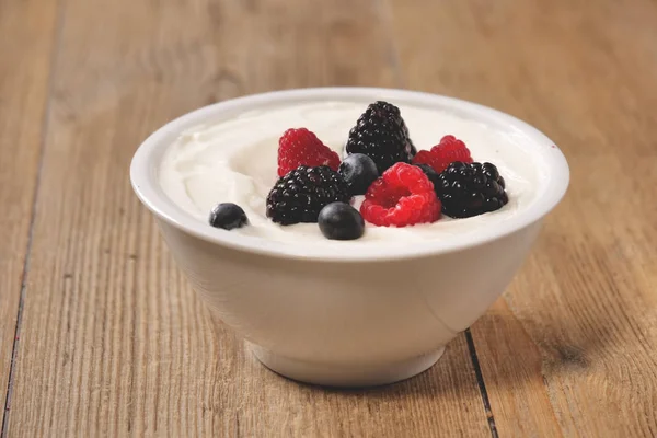 Composizione Una Tipica Colazione Genuina Base Yogurt Mirtilli Lamponi More — Foto Stock