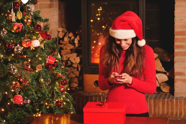 Красива Жінка День Різдва Посилає Повідомлення Приймає Фотографії Дзвінків Телефону — стокове фото
