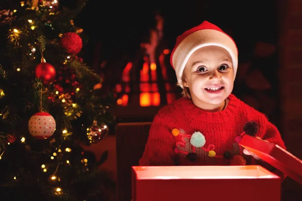 Різдвяні Дні Маленька Дівчинка Відкриває Свій Подарунок Під Ялинкою Коли — стокове фото