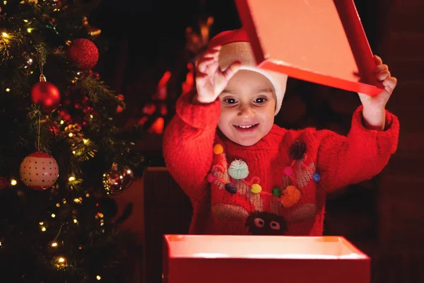 Різдвяні Дні Маленька Дівчинка Відкриває Свій Подарунок Під Ялинкою Коли — стокове фото