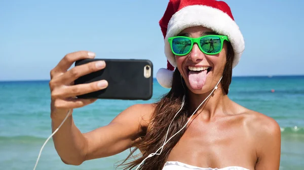 Menina Bonita Fazendo Selfie Telefone Mar Chapéu Papai Noel Usando — Fotografia de Stock