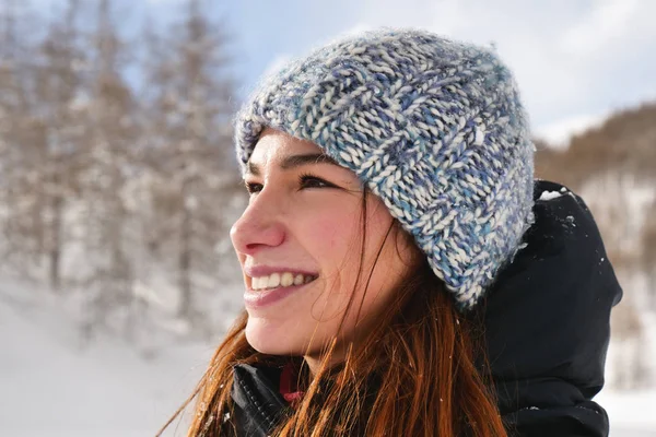 Vinterdag Bergen Andas Vacker Kvinna Ren Luft Nedsänkt Naturen Begreppet — Stockfoto