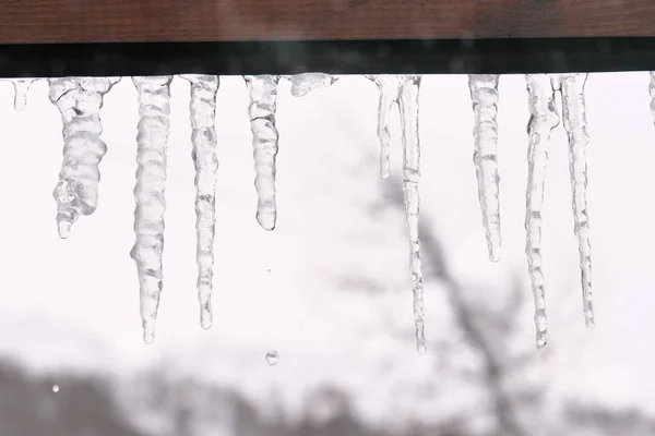 Einem Sonnigen Wintertag Vor Dem Fenster Sieht Man Das Schmelzende — Stockfoto