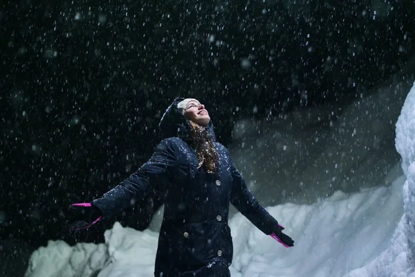 När Snön Faller Från Himlen Stannar Vacker Kvinna Natten Ett — Stockfoto