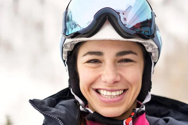 Potret Seorang Pemain Ski Tersenyum Saat Berlibur Pegunungan Belakangnya Anda — Stok Foto