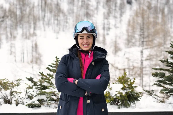 一个微笑的滑雪者在山上度假的肖像 在她身后你可以看到被雪覆盖的山 — 图库照片