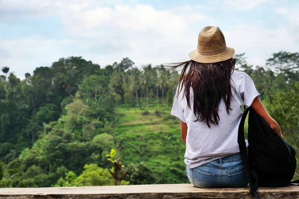 Seorang Wanita Yang Duduk Bangku Kayu Mengagumi Pemandangan Fantastis Depannya — Stok Foto