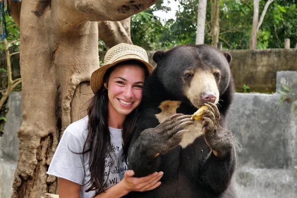 Женщина Держит Медведя Руках Кормит Женщина Обнимает Медведя Счастлива Потому — стоковое фото
