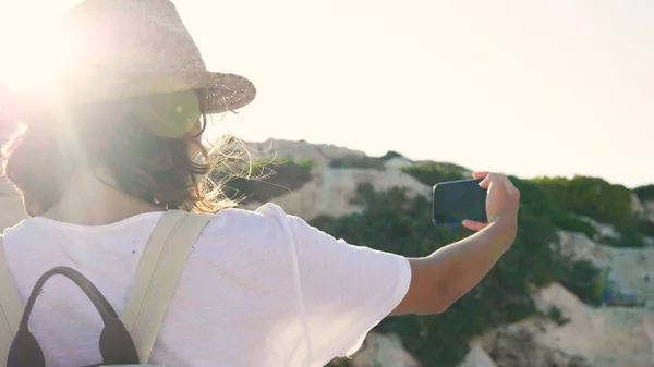 Портрет Красивого Молодого Туриста Дівчинки Робить Себе Самотньою Своїм Телефоном — стокове фото