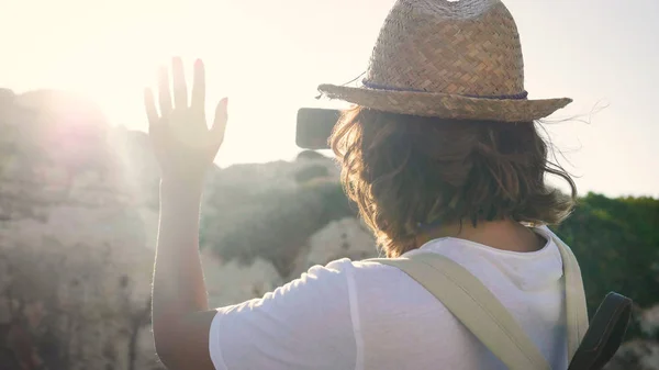 Potret Seorang Wisatawan Muda Yang Cantik Membuat Aselfie Dengan Ponselnya — Stok Foto