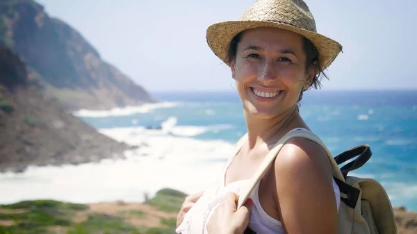 Retrato Uma Bela Jovem Turista Menina Vestido Branco Sorrindo Com — Fotografia de Stock