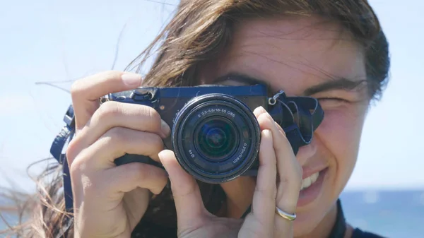 Kvinnlig Turist Fotograf Tar Bilder Med Ryggsäck Ryggen Underbart Vacker — Stockfoto