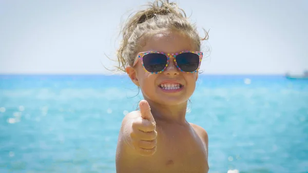 Retrato Uma Linda Menina Divertindo Mar Bonito Sorrindo Óculos Sol — Fotografia de Stock