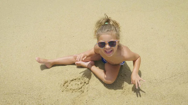 Retrato Una Hermosa Niña Jugando Arena Mar Linda Sonriendo Con —  Fotos de Stock