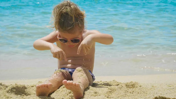 Retrato Uma Linda Menina Brincando Areia Mar Bonito Sorrindo Óculos — Fotografia de Stock