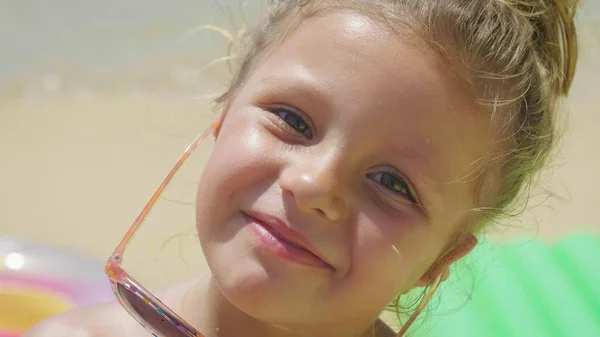 Potret Seorang Gadis Kecil Yang Cantik Bermain Pasir Laut Lucu — Stok Foto