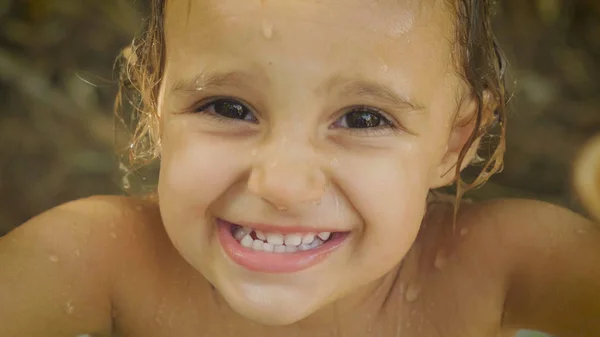 Портрет Красивої Маленької Дівчинки Яка Розважається Морі Милий Усміхнений Фон — стокове фото