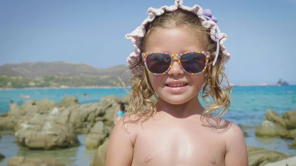 Retrato Uma Linda Menina Divertindo Mar Bonito Sorrindo Panamá Fundo — Fotografia de Stock