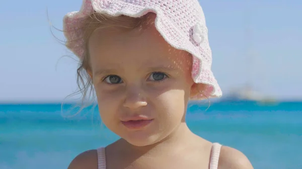 Retrato Una Hermosa Niña Divirtiéndose Mar Lindo Fondo Sonriente Agua — Foto de Stock