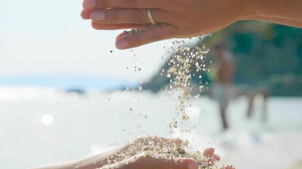 Bästa Ögonblicken Mor Med Liten Dotter Som Leker Med Sand — Stockfoto