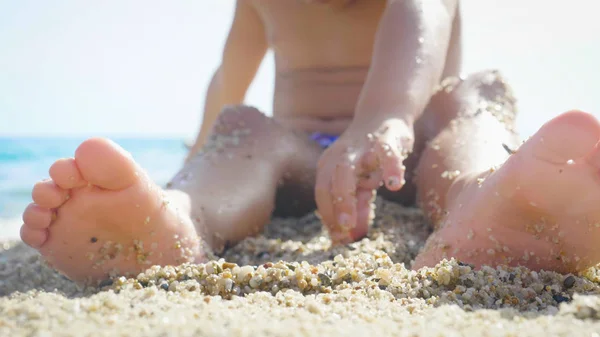 Uma Menina Está Brincando Areia Mar Pernas Dedos Pequenos Maiô — Fotografia de Stock
