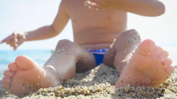Маленька Дівчинка Грає Піску Морі Маленьких Ногах Пальцях Купальнику Фоні — стокове фото