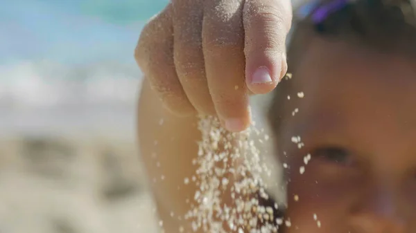 Retrato Uma Menina Bonita Brincando Areia Mar Sorrindo Bonito Fundo — Fotografia de Stock