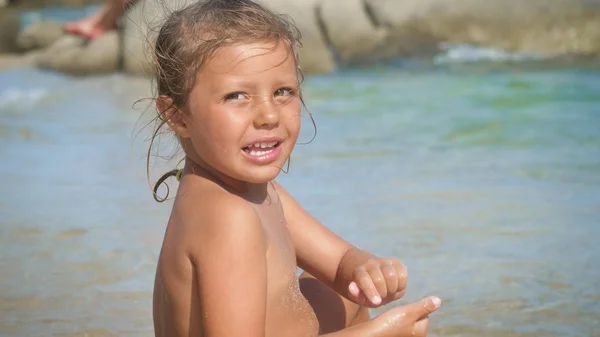 Retrato Uma Menina Bonita Brincando Areia Mar Sorrindo Bonito Fundo — Fotografia de Stock