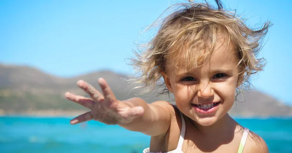 Pequena Menina Feliz Sorri Brinca Mar Maiô Fundo Céu Azul — Fotografia de Stock