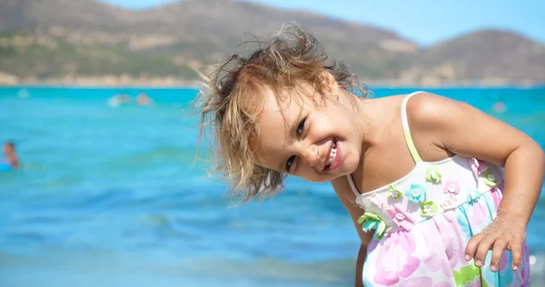 Pequena Menina Feliz Sorri Brinca Mar Maiô Fundo Céu Azul — Fotografia de Stock