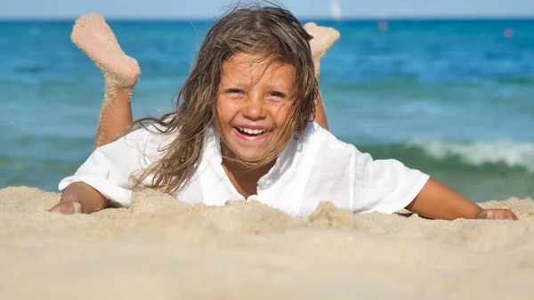 Little Girl Played Sand Sea White Clothes Smiling Background Sea — Stock Photo, Image