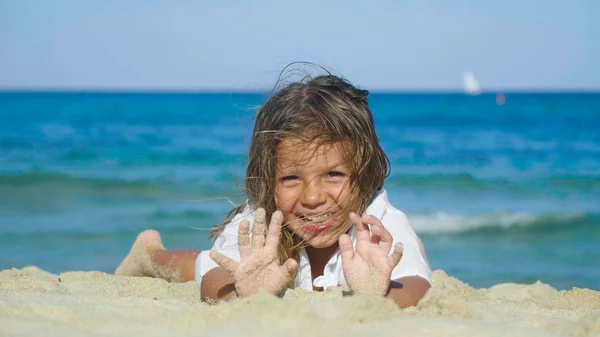 Маленька Дівчинка Грається Піску Морі Білому Одязі Посміхається Фоном Морської — стокове фото