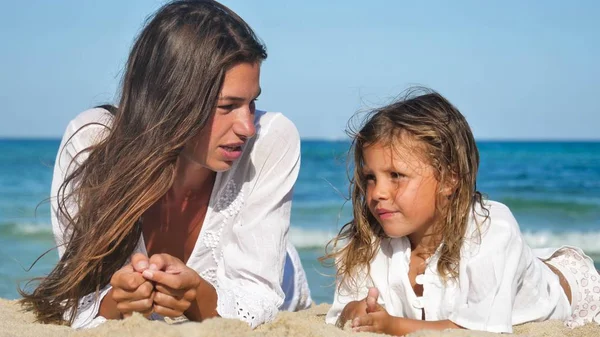 Madre Con Hija Felizmente Descansar Mar Ropa Blanca Sonriente Fondo — Foto de Stock