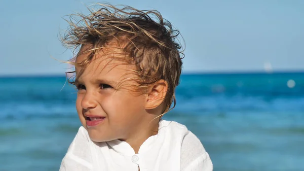 Menina Jogado Areia Mar Roupas Brancas Estão Sorrindo Com Fundo — Fotografia de Stock