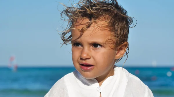 Menina Jogado Areia Mar Roupas Brancas Estão Sorrindo Com Fundo — Fotografia de Stock