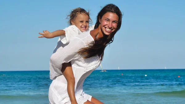 Мати Дочка Щасливо Грають Морі Обіймаючись Білим Одягом Посміхаючись Фоні — стокове фото