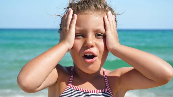 Menina Feliz Sorrindo Brincando Mar Maiô Fundo Com Água Azul — Fotografia de Stock