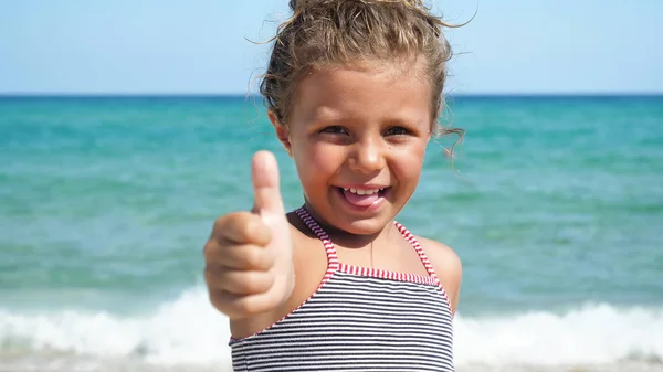 Menina Feliz Sorrindo Brincando Mar Maiô Fundo Com Água Azul — Fotografia de Stock