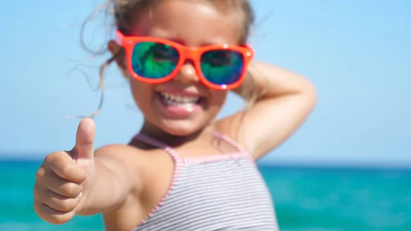 Menina Feliz Sorrindo Brincando Mar Maiô Fundo Com Água Azul — Fotografia de Stock