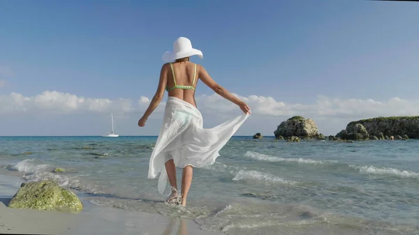 Beautiful Young Girl Strolls Coast Sea Swimsuit Straw Hat White — Stock Photo, Image