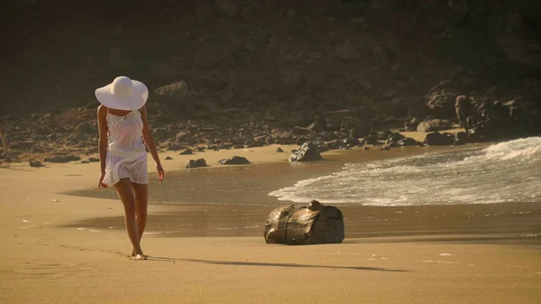 Uma Menina Bonita Está Andando Longo Praia Vestindo Vestido Branco — Fotografia de Stock