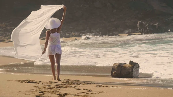 Seorang Gadis Muda Yang Cantik Berjalan Sepanjang Pantai Mengenakan Gaun — Stok Foto