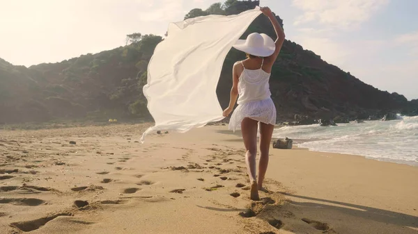 Una Hermosa Joven Está Caminando Largo Orilla Del Mar Con — Foto de Stock